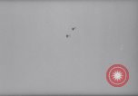 Standbild Fallschirm Wettbewerb Paris Frankreich, 1958, aus Sekunde 55 historischem Filmmaterial Videoclip 65675040894