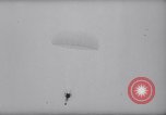 Standbild Fallschirm Wettbewerb Paris Frankreich, 1958, aus Sekunde 59 historischem Filmmaterial Videoclip 65675040894