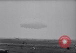Standbild Fallschirm Wettbewerb Paris Frankreich, 1958, aus Sekunde 61 historischem Filmmaterial Videoclip 65675040894