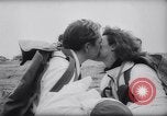 Standbild Fallschirm Wettbewerb Paris Frankreich, 1958, aus Sekunde 62 historischem Filmmaterial Videoclip 65675040894
