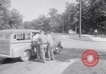 Standbild Car-pooling Middle River Maryland USA, 1942, aus Sekunde 16 historischem Filmmaterial Videoclip 65675040912