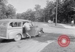 Standbild Car-pooling Middle River Maryland USA, 1942, aus Sekunde 18 historischem Filmmaterial Videoclip 65675040912