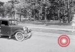 Standbild Car-pooling Middle River Maryland USA, 1942, aus Sekunde 20 historischem Filmmaterial Videoclip 65675040912