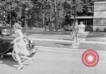 Standbild Car-pooling Middle River Maryland USA, 1942, aus Sekunde 22 historischem Filmmaterial Videoclip 65675040912