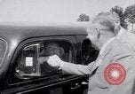 Standbild Car-pooling Middle River Maryland USA, 1942, aus Sekunde 43 historischem Filmmaterial Videoclip 65675040912