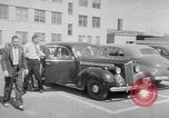 Standbild Car-pooling Middle River Maryland USA, 1942, aus Sekunde 44 historischem Filmmaterial Videoclip 65675040912