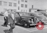 Standbild Car-pooling Middle River Maryland USA, 1942, aus Sekunde 45 historischem Filmmaterial Videoclip 65675040912