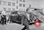 Standbild Car-pooling Middle River Maryland USA, 1942, aus Sekunde 46 historischem Filmmaterial Videoclip 65675040912