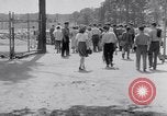 Standbild Car-pooling Middle River Maryland USA, 1942, aus Sekunde 47 historischem Filmmaterial Videoclip 65675040912