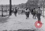 Standbild Car-pooling Middle River Maryland USA, 1942, aus Sekunde 48 historischem Filmmaterial Videoclip 65675040912