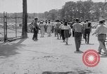 Standbild Car-pooling Middle River Maryland USA, 1942, aus Sekunde 49 historischem Filmmaterial Videoclip 65675040912
