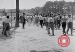 Standbild Car-pooling Middle River Maryland USA, 1942, aus Sekunde 50 historischem Filmmaterial Videoclip 65675040912