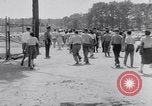 Standbild Car-pooling Middle River Maryland USA, 1942, aus Sekunde 51 historischem Filmmaterial Videoclip 65675040912