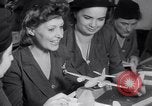 Immagine di Girl Scouts United States USA, 1942, secondo 18 filmato di repertorio 65675040913