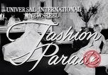 Immagine di Sfilata di moda New York United States USA, 1956, secondo 1 filmato di repertorio 65675040936