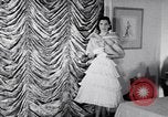 Immagine di Sfilata di moda New York United States USA, 1956, secondo 6 filmato di repertorio 65675040936