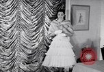 Immagine di Sfilata di moda New York United States USA, 1956, secondo 7 filmato di repertorio 65675040936
