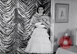 Immagine di Sfilata di moda New York United States USA, 1956, secondo 8 filmato di repertorio 65675040936
