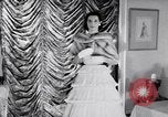 Immagine di Sfilata di moda New York United States USA, 1956, secondo 9 filmato di repertorio 65675040936