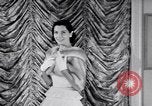 Immagine di Sfilata di moda New York United States USA, 1956, secondo 10 filmato di repertorio 65675040936