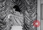 Immagine di Sfilata di moda New York United States USA, 1956, secondo 11 filmato di repertorio 65675040936
