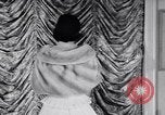 Immagine di Sfilata di moda New York United States USA, 1956, secondo 13 filmato di repertorio 65675040936