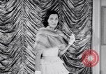 Immagine di Sfilata di moda New York United States USA, 1956, secondo 16 filmato di repertorio 65675040936