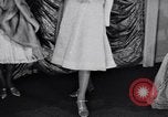 Immagine di Sfilata di moda New York United States USA, 1956, secondo 17 filmato di repertorio 65675040936