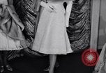 Immagine di Sfilata di moda New York United States USA, 1956, secondo 18 filmato di repertorio 65675040936
