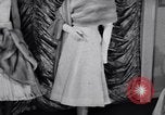 Immagine di Sfilata di moda New York United States USA, 1956, secondo 19 filmato di repertorio 65675040936