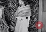 Immagine di Sfilata di moda New York United States USA, 1956, secondo 21 filmato di repertorio 65675040936
