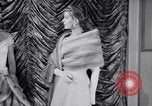 Immagine di Sfilata di moda New York United States USA, 1956, secondo 22 filmato di repertorio 65675040936