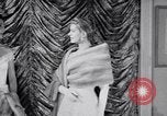Immagine di Sfilata di moda New York United States USA, 1956, secondo 23 filmato di repertorio 65675040936