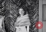 Immagine di Sfilata di moda New York United States USA, 1956, secondo 24 filmato di repertorio 65675040936