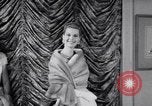 Immagine di Sfilata di moda New York United States USA, 1956, secondo 26 filmato di repertorio 65675040936
