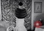 Immagine di Sfilata di moda New York United States USA, 1956, secondo 27 filmato di repertorio 65675040936