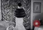 Immagine di Sfilata di moda New York United States USA, 1956, secondo 28 filmato di repertorio 65675040936