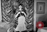 Immagine di Sfilata di moda New York United States USA, 1956, secondo 30 filmato di repertorio 65675040936