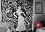 Immagine di Sfilata di moda New York United States USA, 1956, secondo 31 filmato di repertorio 65675040936