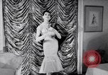 Immagine di Sfilata di moda New York United States USA, 1956, secondo 32 filmato di repertorio 65675040936