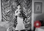Immagine di Sfilata di moda New York United States USA, 1956, secondo 33 filmato di repertorio 65675040936
