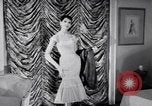 Immagine di Sfilata di moda New York United States USA, 1956, secondo 35 filmato di repertorio 65675040936