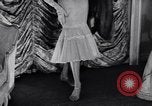 Immagine di Sfilata di moda New York United States USA, 1956, secondo 36 filmato di repertorio 65675040936