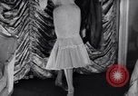Immagine di Sfilata di moda New York United States USA, 1956, secondo 37 filmato di repertorio 65675040936