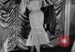 Immagine di Sfilata di moda New York United States USA, 1956, secondo 38 filmato di repertorio 65675040936