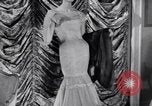 Immagine di Sfilata di moda New York United States USA, 1956, secondo 39 filmato di repertorio 65675040936