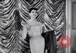 Immagine di Sfilata di moda New York United States USA, 1956, secondo 41 filmato di repertorio 65675040936