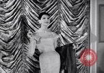 Immagine di Sfilata di moda New York United States USA, 1956, secondo 42 filmato di repertorio 65675040936