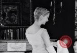 Immagine di Sfilata di moda New York United States USA, 1956, secondo 56 filmato di repertorio 65675040936