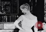 Immagine di Sfilata di moda New York United States USA, 1956, secondo 58 filmato di repertorio 65675040936